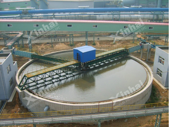 中心傳動濃密機在某礦施工現(xiàn)場進行濃密作業(yè)