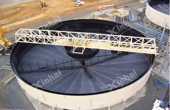 停放的是為礦山進行濃密脫水作業(yè)的周邊齒條傳動式濃密機