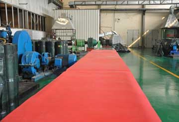 通過濕法制膠工藝的最后一道流程——硫化，將生攪拌硫化成最終的耐磨橡膠成品